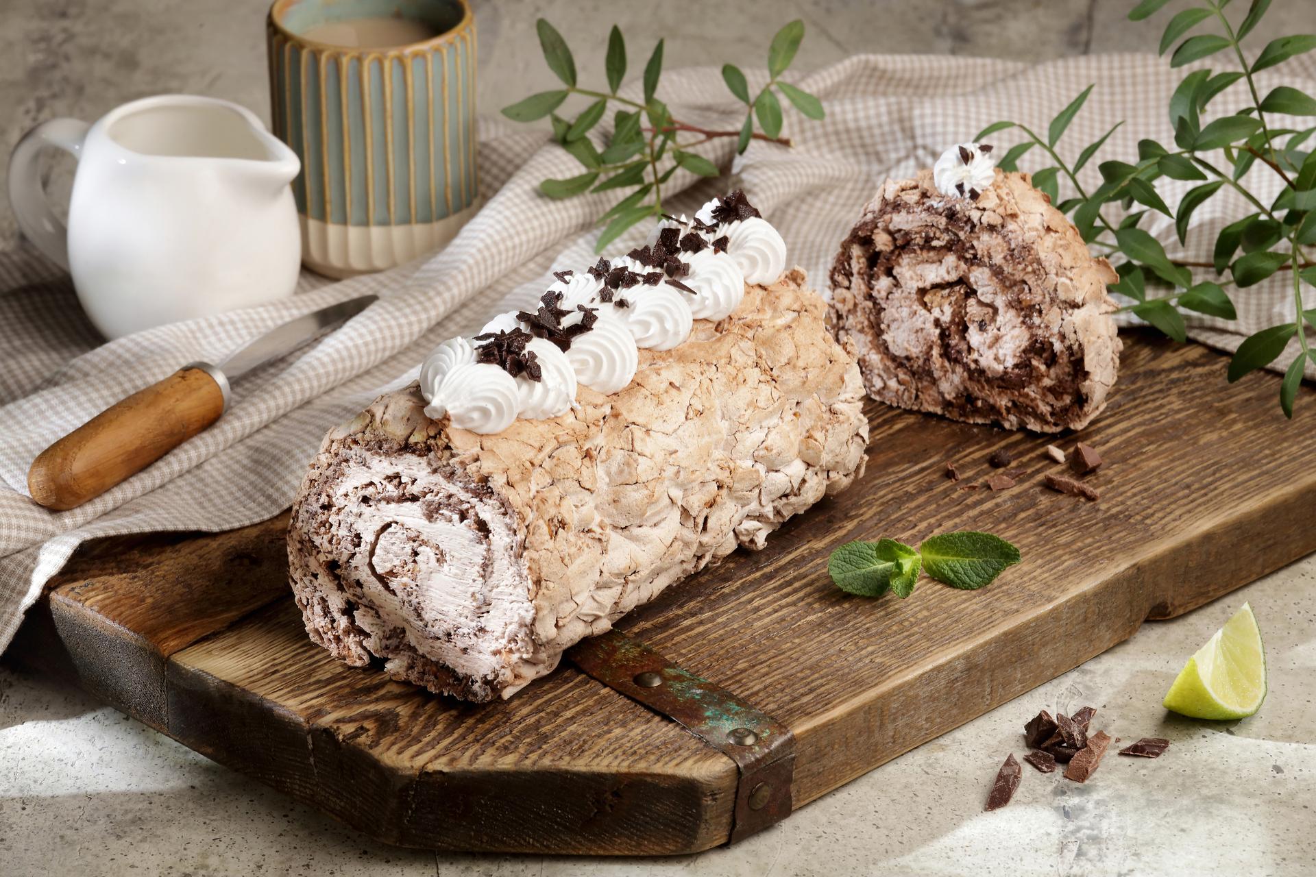 Рулет меренговый "Шоколадный с кремом чиз, кг